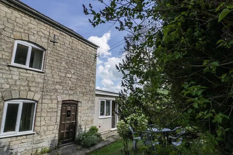 1 WESTCROFT COTTAGE, family friendly, with a garden in King's Stanley