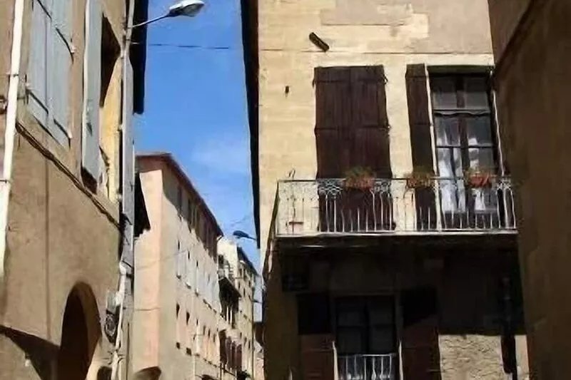 Beautiful apartment in historic residence in the heart of Roman Languedoc