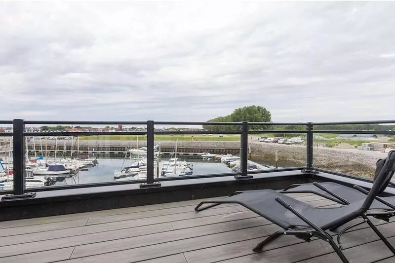 Apartment with a view of the marina