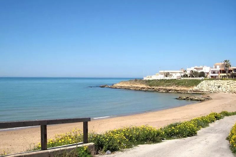 Elegant House with garden 100mt from the free beach