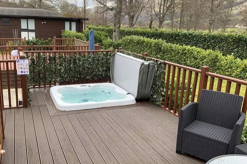 Comfortable lodge with hot tub.internet and netflix