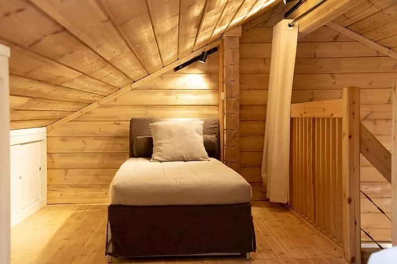 Wooden cottage for 6 people located on the edge of a private pond.