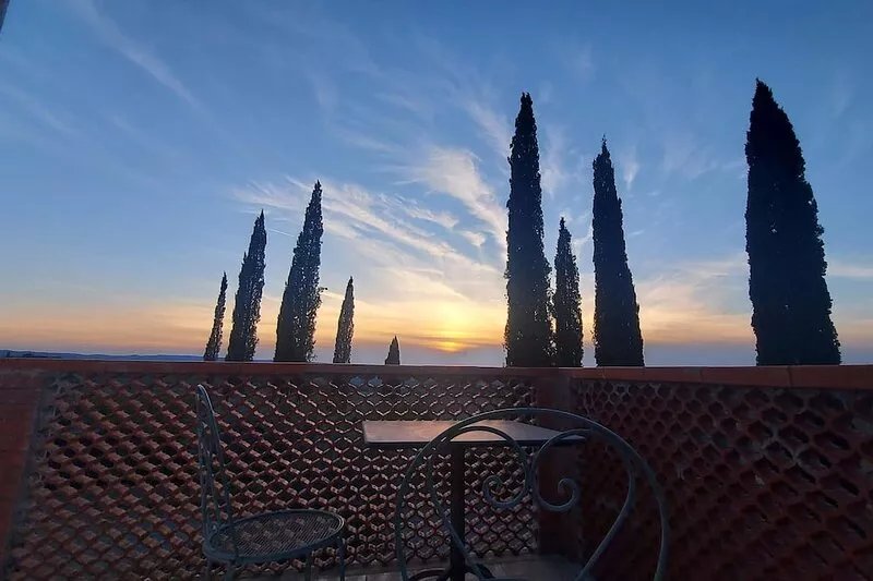 Villa immersed in the Tuscan countryside half an hour from Siena and Florence