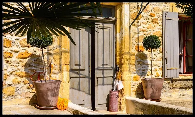 Near UZES- CHARM- Village center- heated pool- Cozy-Very well equipped