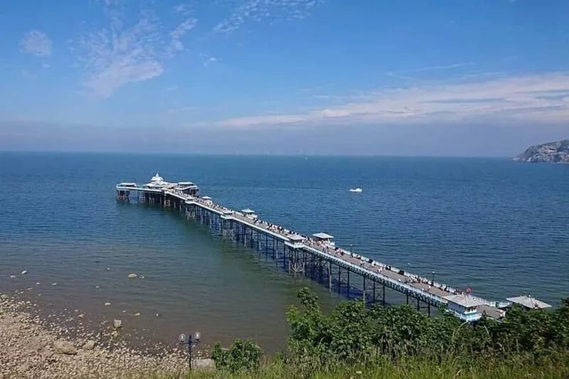 Llandudno by the Pier & Beaches - Great Location - Bright 2 - Bedroom Apt