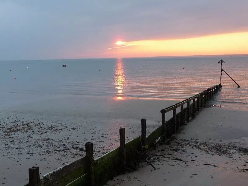 2 Bedroom holiday bungalow with sea views to the needles, 3 min from sandy beach