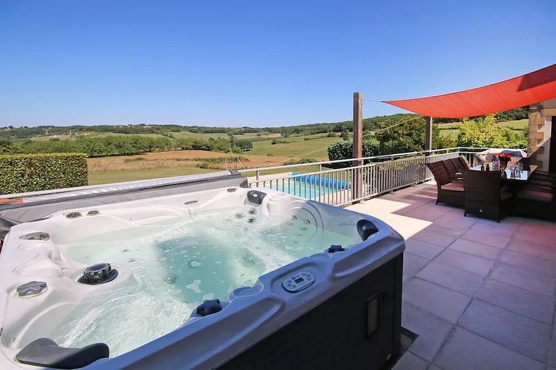 Stunning Luxury Dordogne Villa with Heated Pool, Jacuzzi, WiFi, Sleeps 9