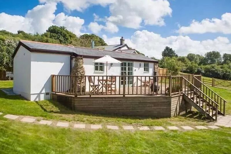FIVE ELEMENTS STUDIO, pet friendly, with hot tub in St Agnes