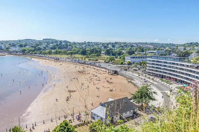 No1 Marina Court - Sea View Apartment - sleeps 4 guests  in 2 bedrooms