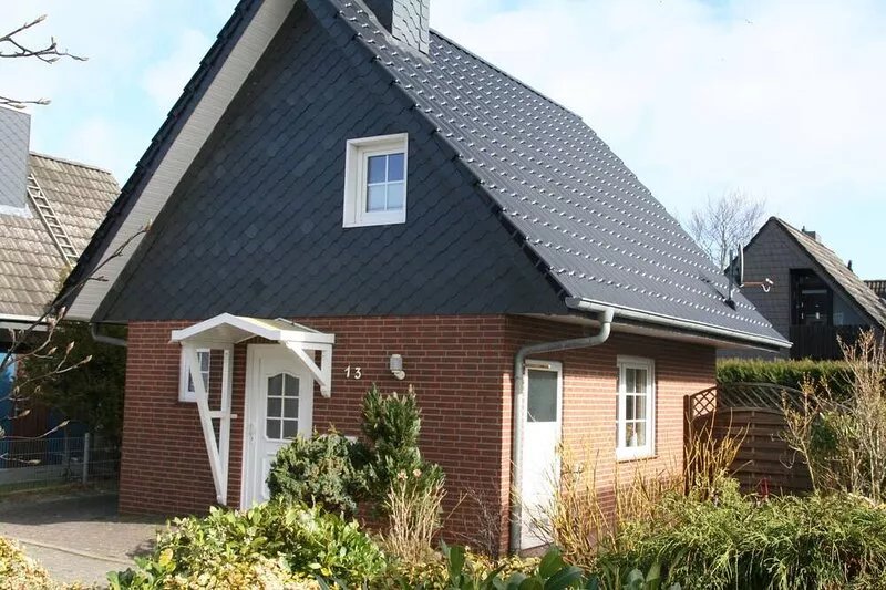 Vacation home in a quiet location close to the beach with a small garden