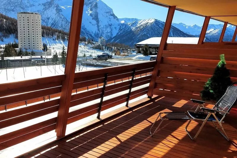 Elegant apartment in Sestriere, with indoor parking space and free wifi.