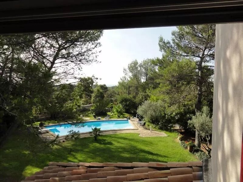 Beautiful architect-designed house set in wooded grounds around a large