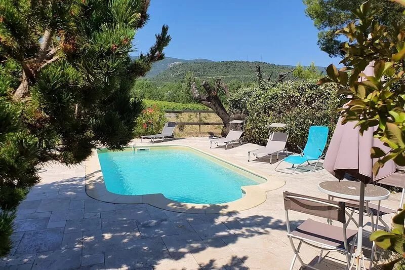 The charm of an authentic property at the foot of Lubéron