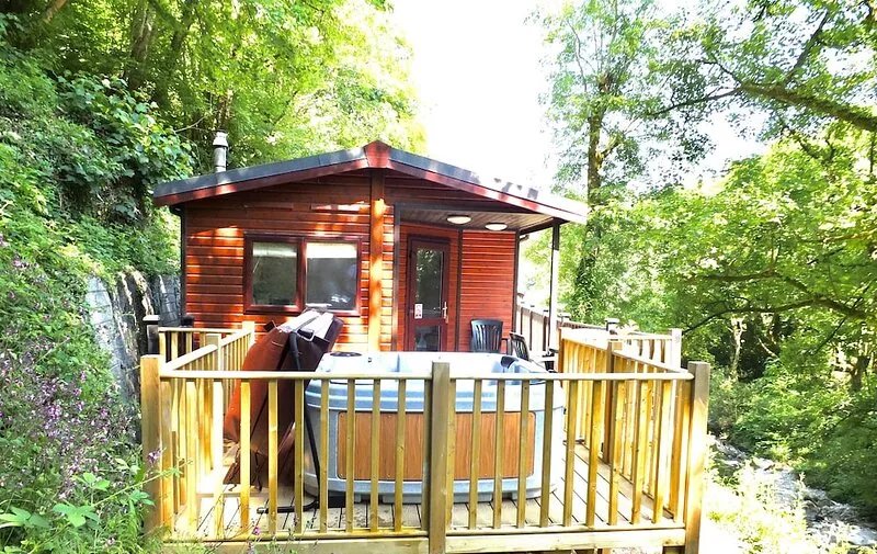 Secluded Riverside Lodge with Hot Tub. Walk to Lynton & Plymouth. Free Parking.