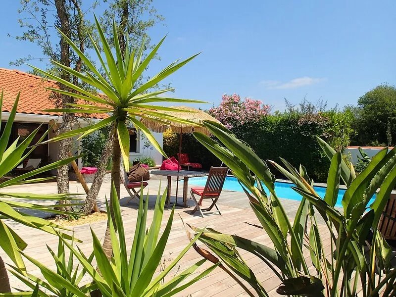 ARCHITECT-DESIGNED HOUSE, QUIET LOCATION, 2 KMS FROM BEACHES, UNSECURED