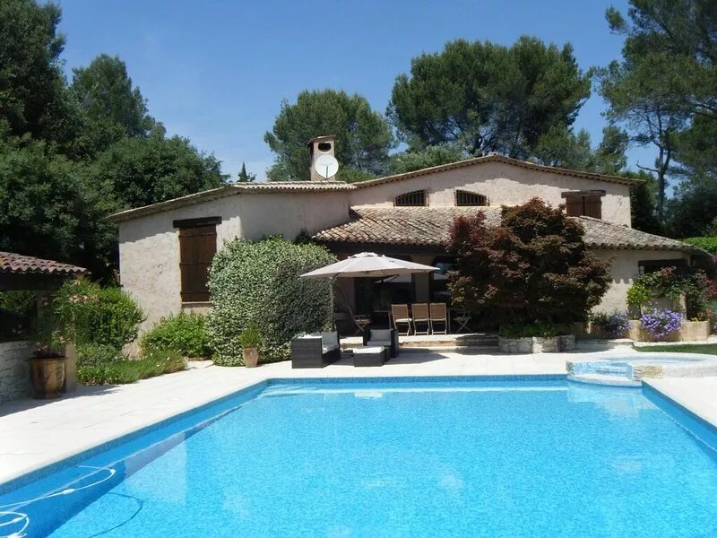 Villa with modern equipment and large swimming pool (7x14)