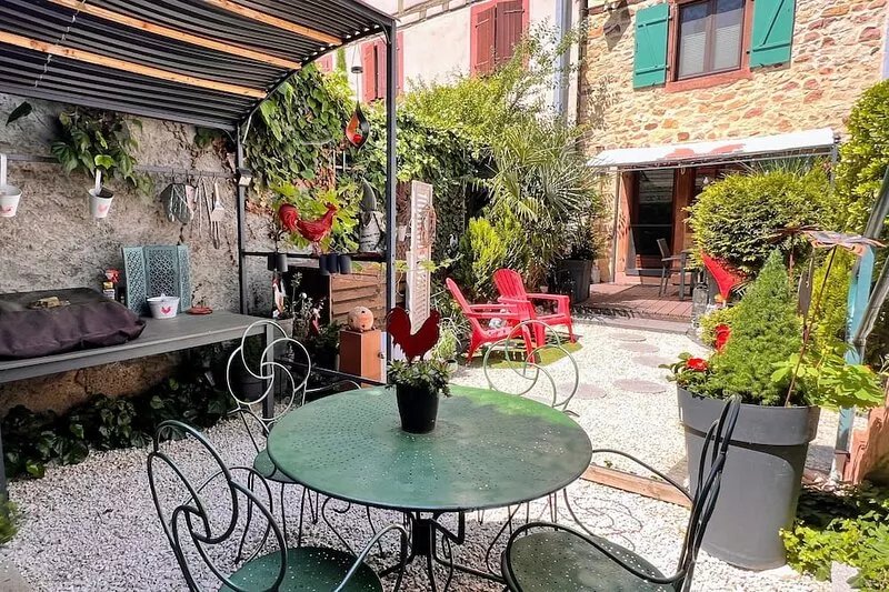 Holiday home "GITE & JARDIN LE COQ ROUGE" centrally located