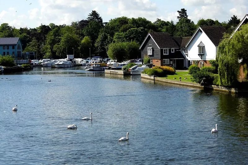 Waterside holiday cottage in Wroxham with own private mooring and fishing