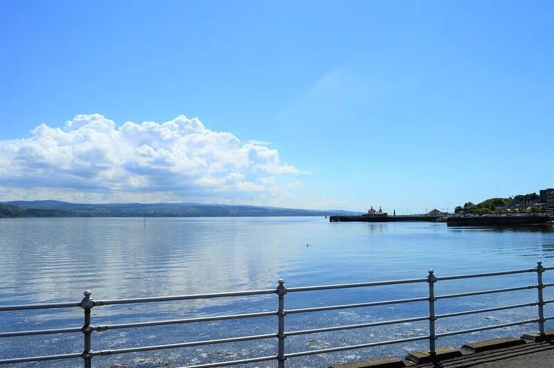 Shorefront apartment with private parking 200m town centre Dunoon, sleeps 6