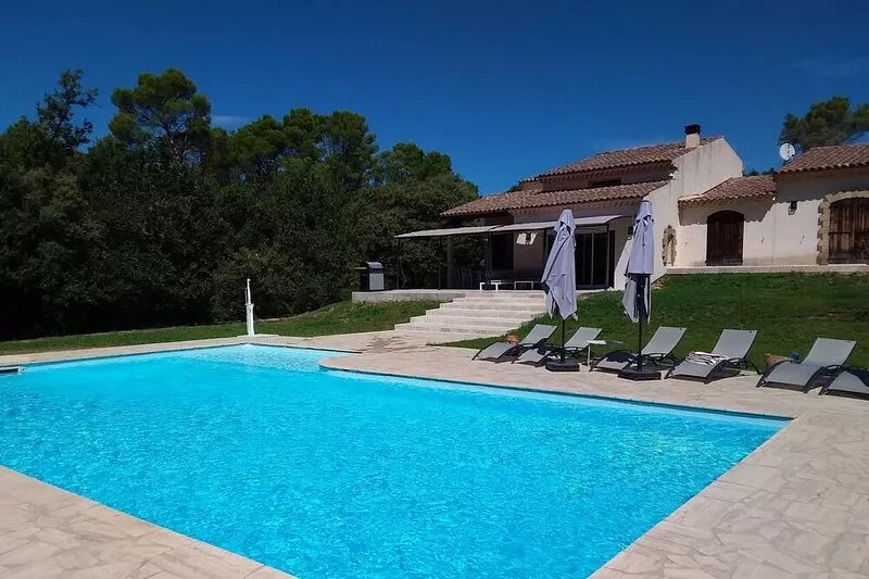 Provencal villa with large swimming pool in the heart of nature between Aix and