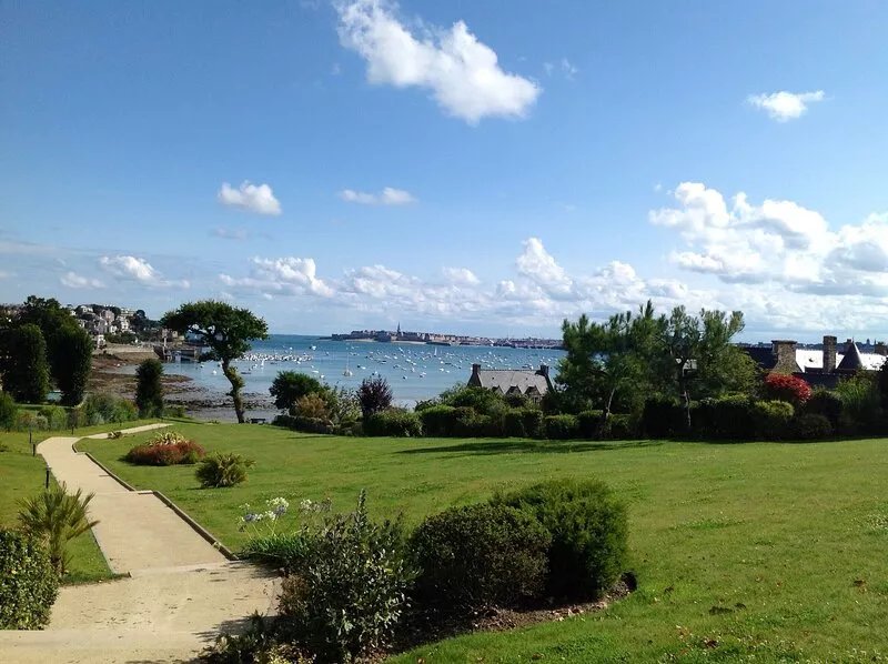 Nice duplex apartment in an ancient priory, access to the beach through the park