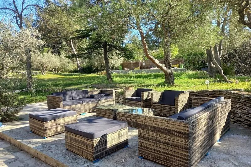 Charming house with swimming pool in the quiet Alpilles for 6 to 10 people