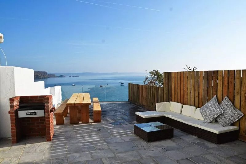 Large 6 bedroom house. Uninterrupted sea views - perfect for town and beaches.