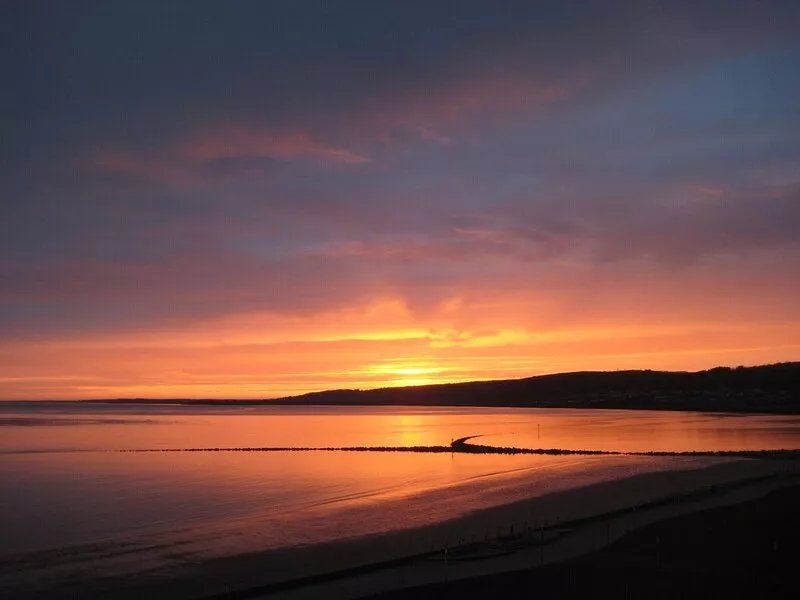 5* Self Catering Penthouse, Llanelli, Beach, Sea Views, Walks, Golf, Cycle.