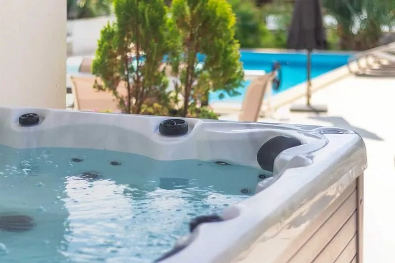 6BD Villa for 12 with Heated Pool, Jacuzzi, First Row to the Sea