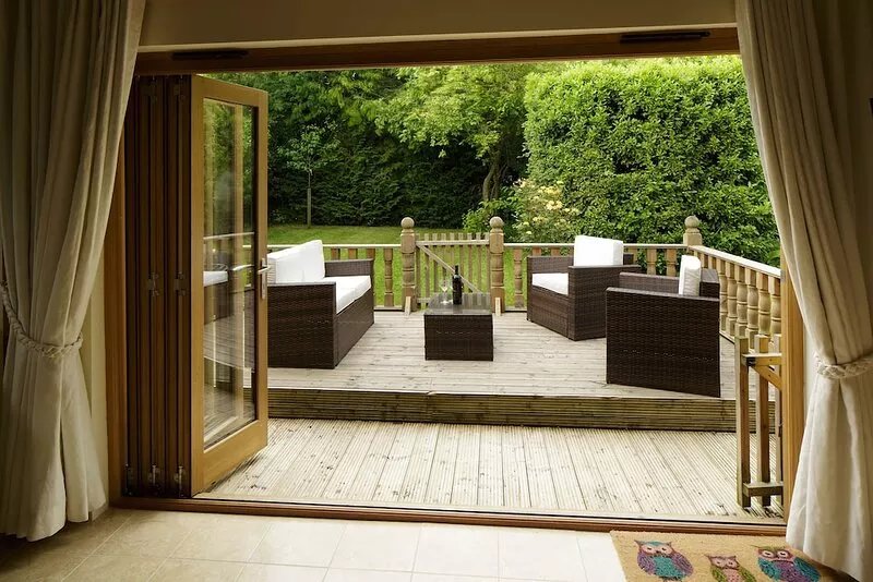 Luxury barn with private hot tub, sauna, pizza oven, dog friendly.