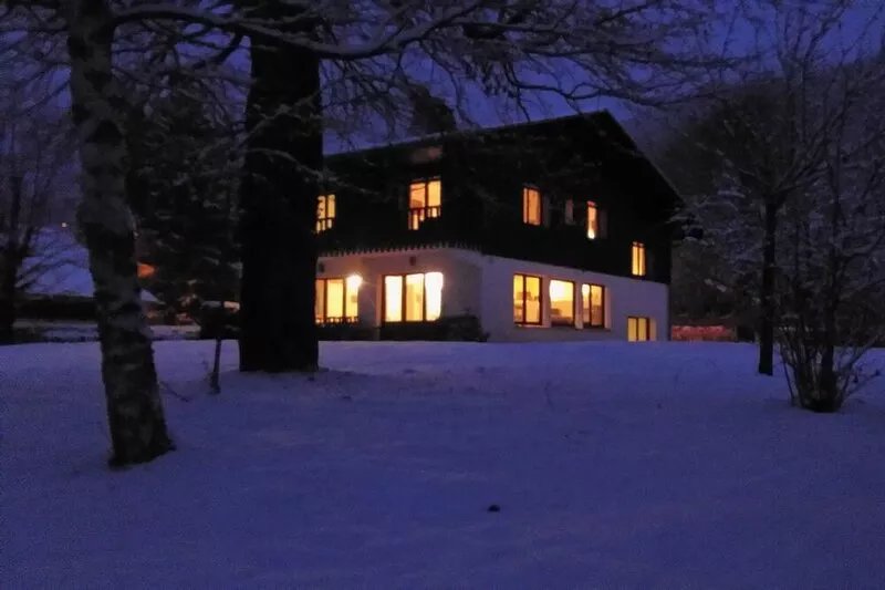 Large chalet and garden in village 5 minutes from all activities -6 bedrooms
