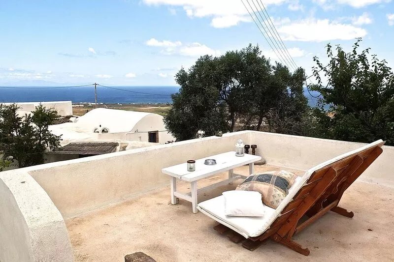 The House of the Singing Birds.  Romantic traditional  studio with nice sea view