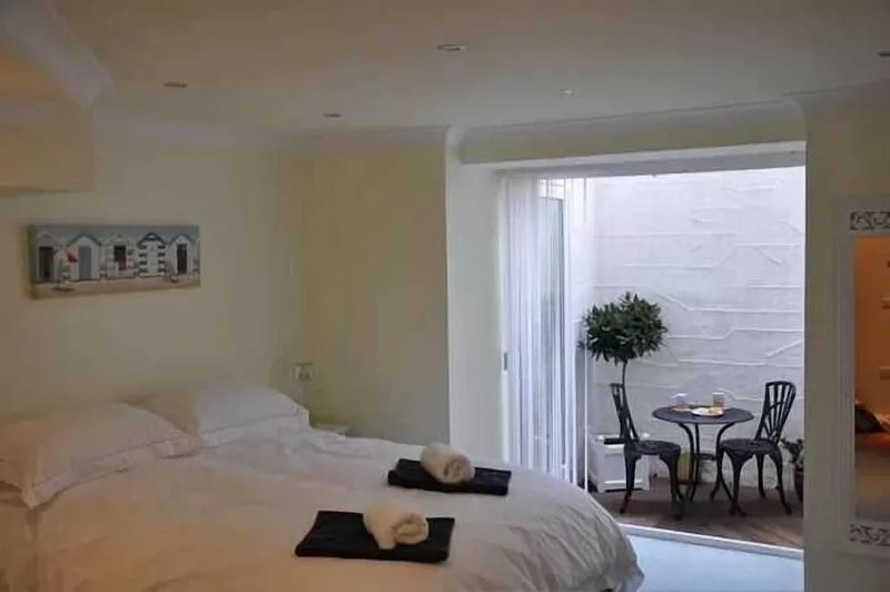 Quiet Cliff Top Location With Beautiful Views
