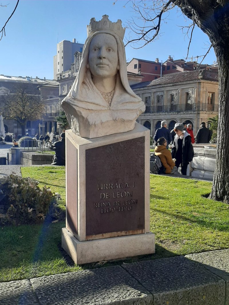 Estatua Dona Urraca I de Leon
