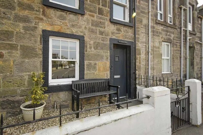 The Wayfarer's House -  a townhouse that sleeps 6 guests  in 3 bedrooms