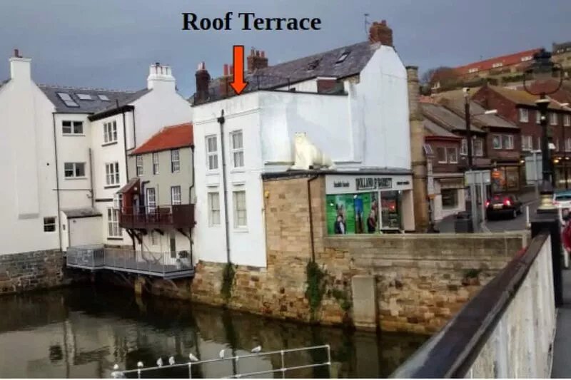 Two double bedroom flat with fantastic roof terrace overlooking Swing Brid