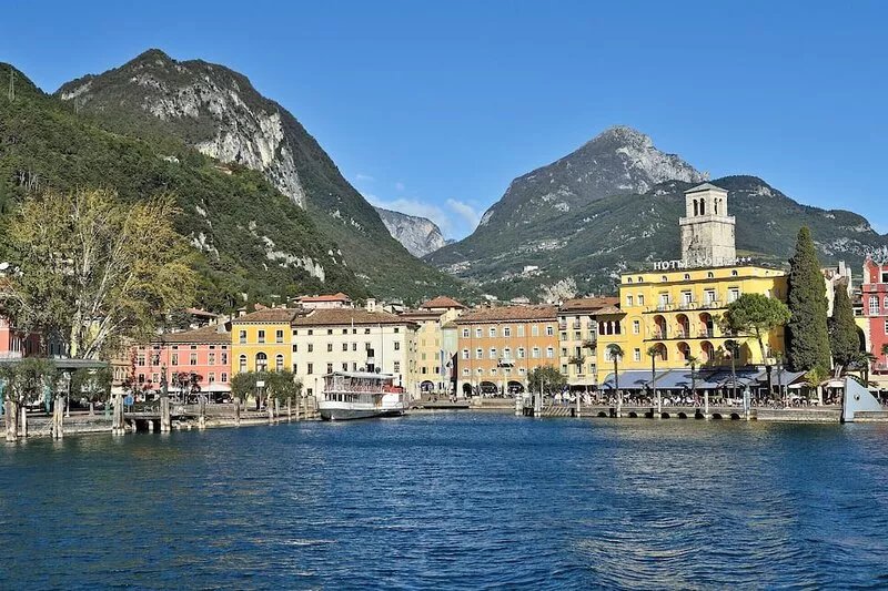 Look forward to this holiday home with panoramic views of Lake Garda.