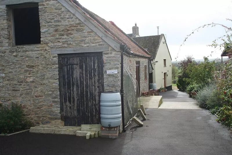 Recent conversion. Near major tourist attractions, shops and lovely countryside.