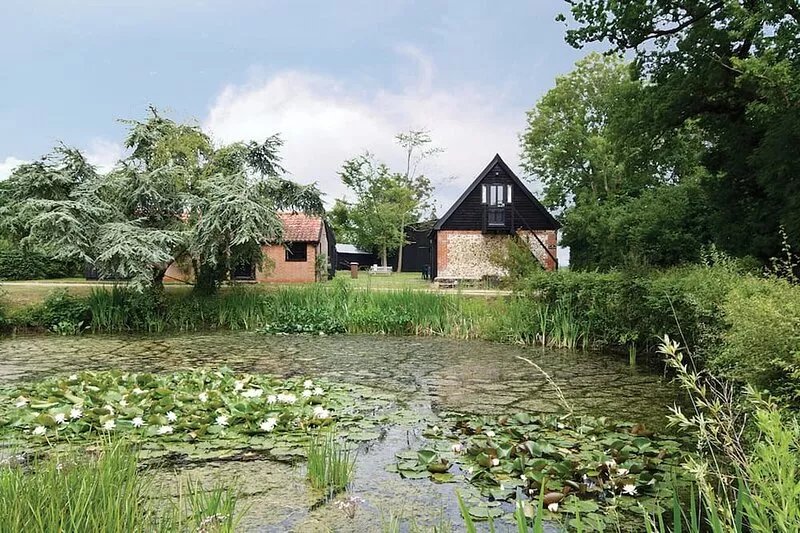 Enjoy a family barbecue or a spot of tennis or simply watch the pond life at