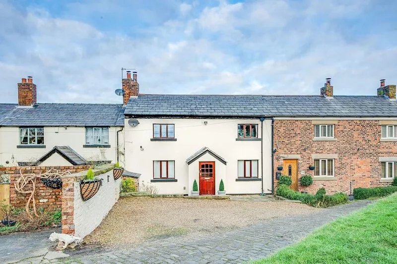 Canal side cottage with hot tub, sky tv and log fire