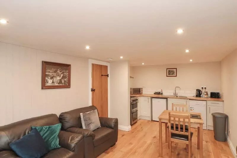 GRIMES NOOK, pet friendly, character holiday cottage in Staithes