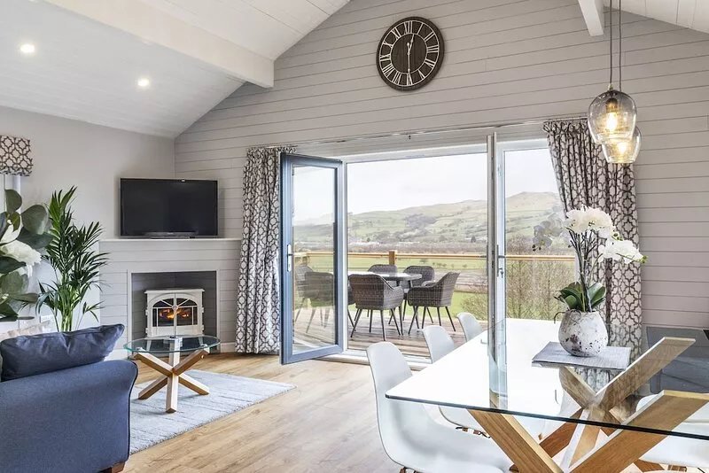 Luxury Woodside Lodge 1 with hot tubs