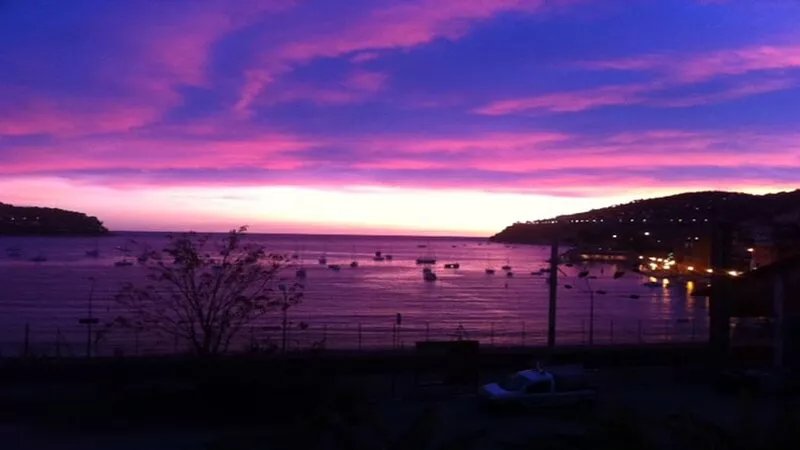 De luxe air-cond 2 bed apt close to beach with large terrace and sea view