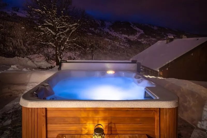 450 meters from the slopes, Chalet in the center of MERIBEL Jacuzzi Parking
