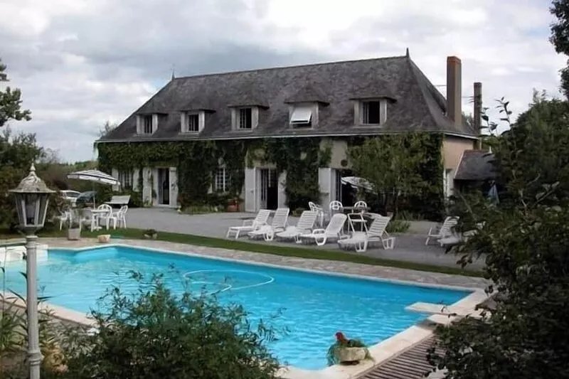 PRESTIGIOUS COTTAGE WITH HEATED POOL,  POOL TABLE AND  GAMES ROOM