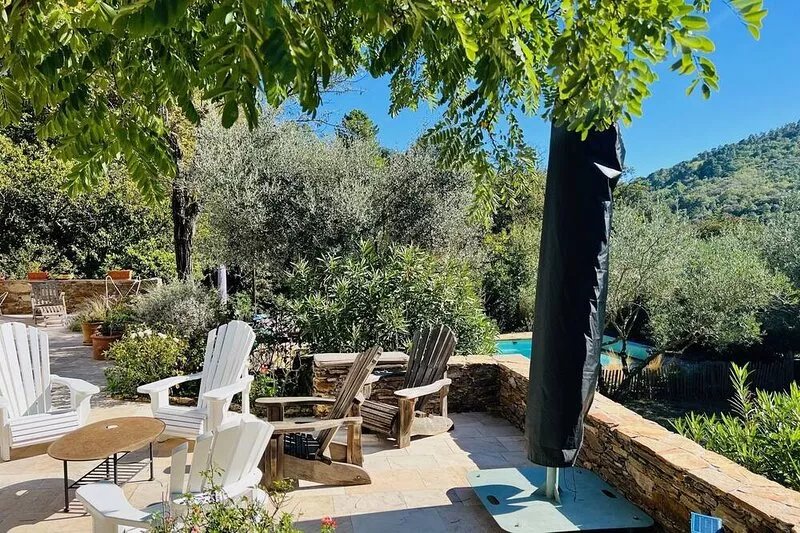 Authentic Provencal farmhouse with all comforts in a large garden