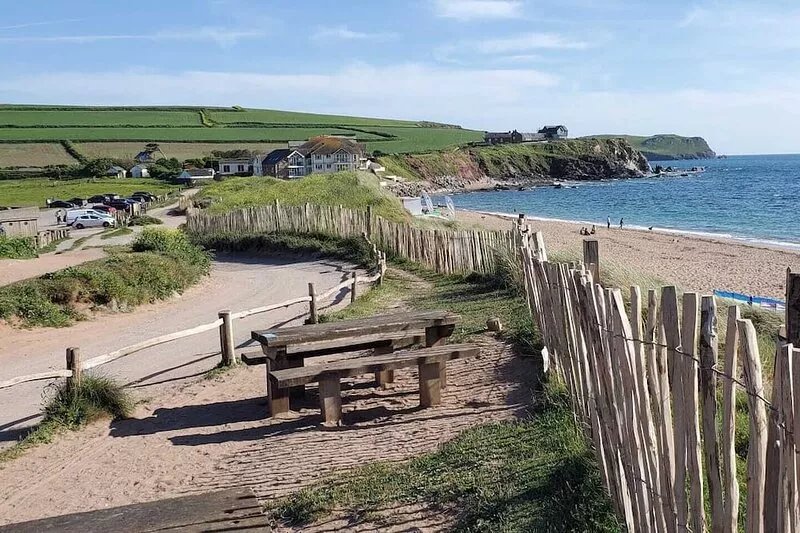 Charming period thatched cottage - close to beach & coast path.