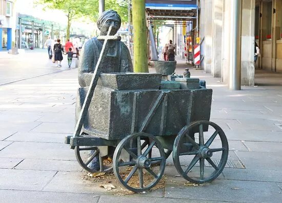 Granat Frau Statue
