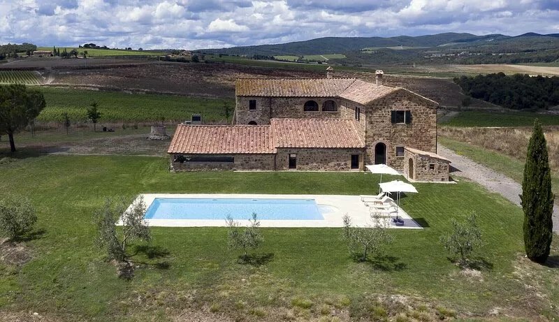 Beautiful villa in the Tuscan countryside near Montalcino