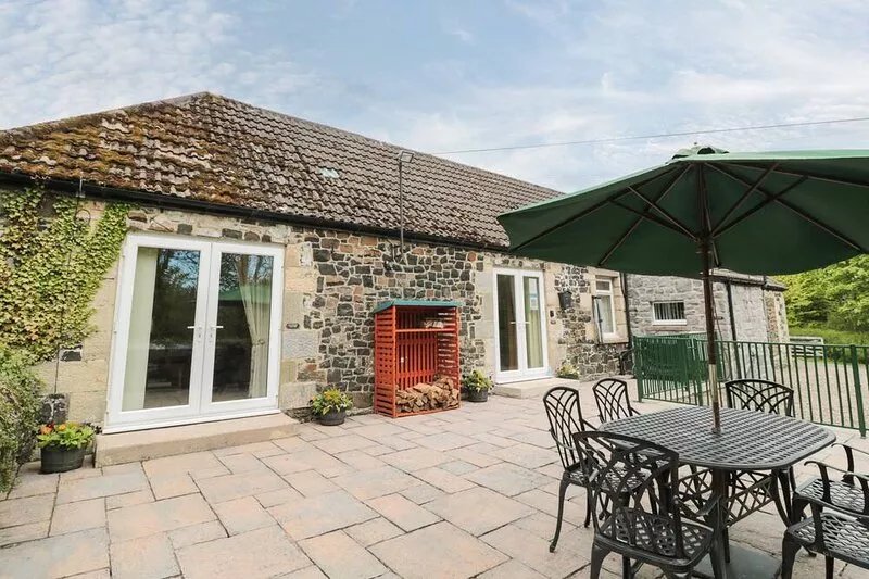 GARDENER'S COTTAGE, pet friendly, luxury holiday cottage in Belford